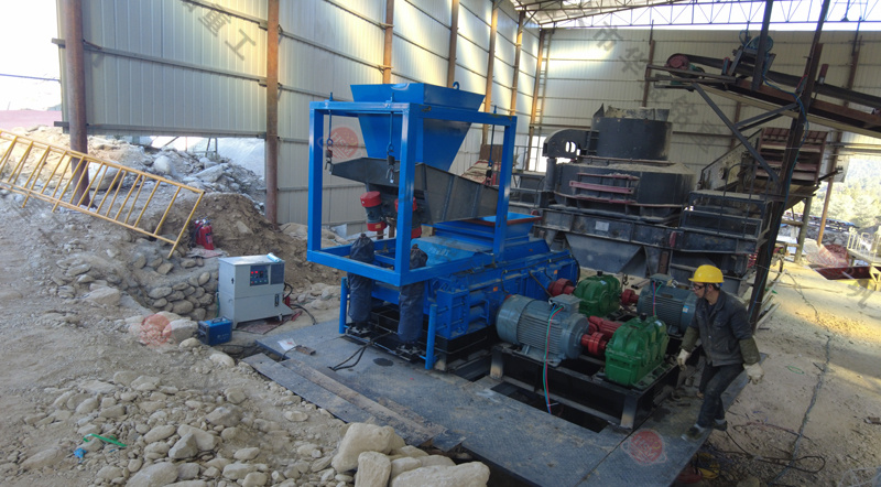 華盛銘1212型全液壓對輥制砂機一臺多少錢?