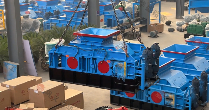 華盛銘液壓對輥機適合鵝卵石制砂,設備型號齊全可參考